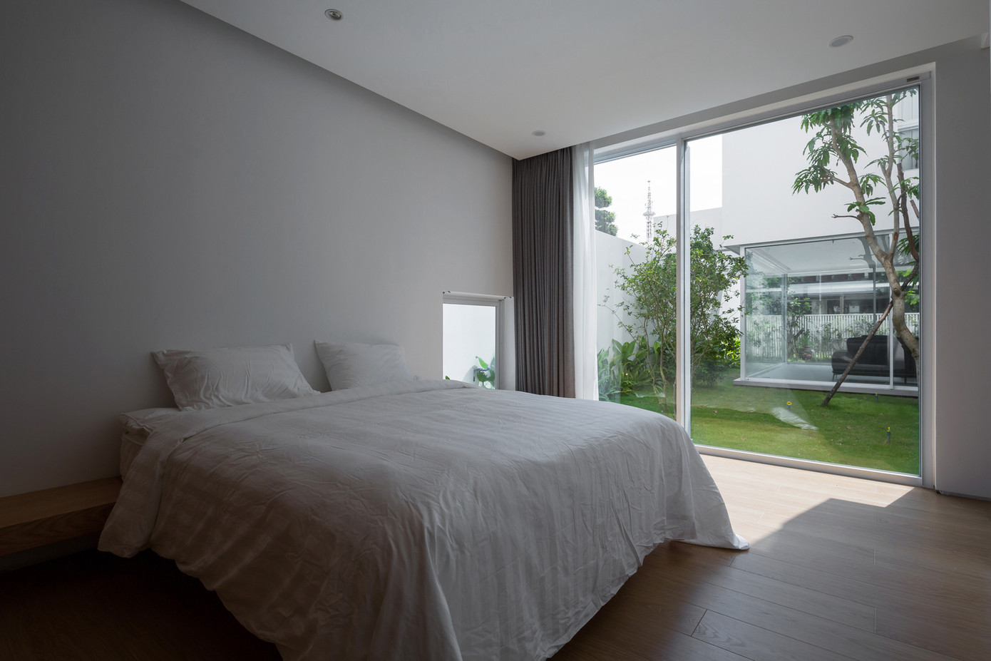 Phòng ngủ trang nhã, tối giản với tầm nhìn ra khu vườn. Phòng ngủ trang nhã, tối giản với tầm nhìn ra khu vườn.