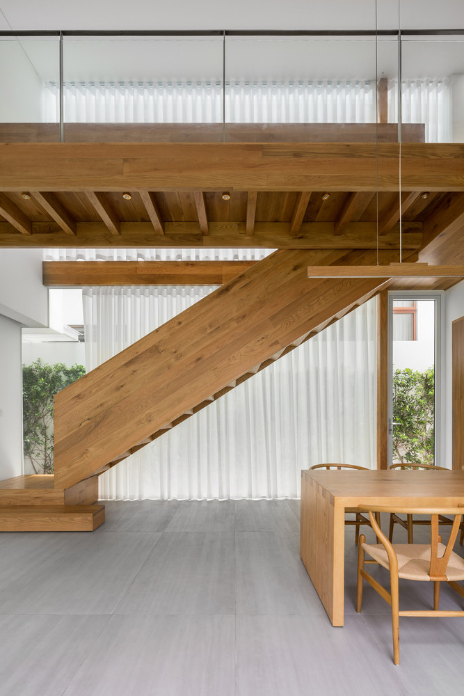 Phòng ăn với khoảng giếng trời và hành lang gỗ nối phía trên giúp tăng cường sự tương tác. Phòng ăn với khoảng giếng trời và hành lang gỗ nối phía trên giúp tăng cường sự tương tác.