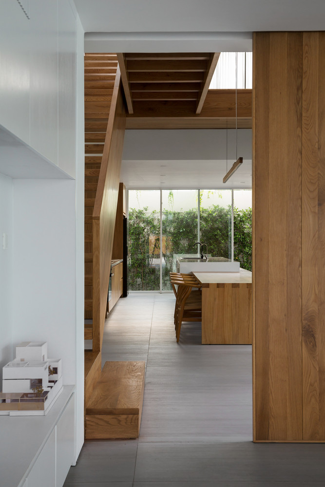 Các kiến trúc sư lựa chọn giải pháp là chia nhỏ kiến trúc của ngôi nhà làm nhiều phần, đưa sân vườn, hồ nước xen kẽ vào công trình giúp con người tiếp xúc với thiên nhiên, lưu thông không khí tốt hơn. Các kiến trúc sư lựa chọn giải pháp là chia nhỏ kiến trúc của ngôi nhà làm nhiều phần, đưa sân vườn, hồ nước xen kẽ vào công trình giúp con người tiếp xúc với thiên nhiên, lưu thông không khí tốt hơn.