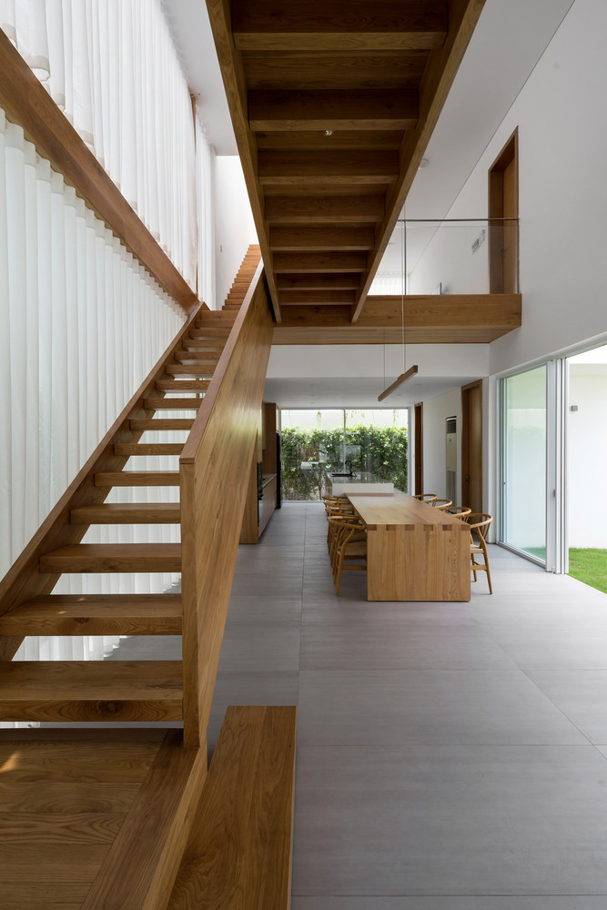 Phòng ăn với khoảng giếng trời và hành lang gỗ nối phía trên giúp tăng cường sự tương tác. Phòng ăn với khoảng giếng trời và hành lang gỗ nối phía trên giúp tăng cường sự tương tác.