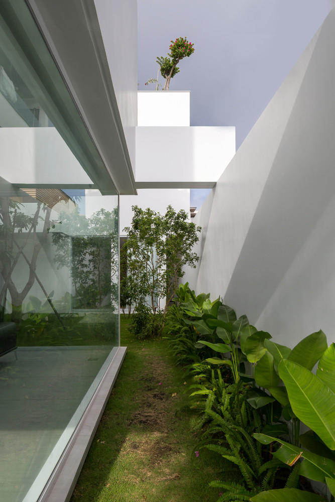 Các kiến trúc sư lựa chọn giải pháp là chia nhỏ kiến trúc của ngôi nhà làm nhiều phần, đưa sân vườn, hồ nước xen kẽ vào công trình giúp con người tiếp xúc với thiên nhiên, lưu thông không khí tốt hơn. Các kiến trúc sư lựa chọn giải pháp là chia nhỏ kiến trúc của ngôi nhà làm nhiều phần, đưa sân vườn, hồ nước xen kẽ vào công trình giúp con người tiếp xúc với thiên nhiên, lưu thông không khí tốt hơn.