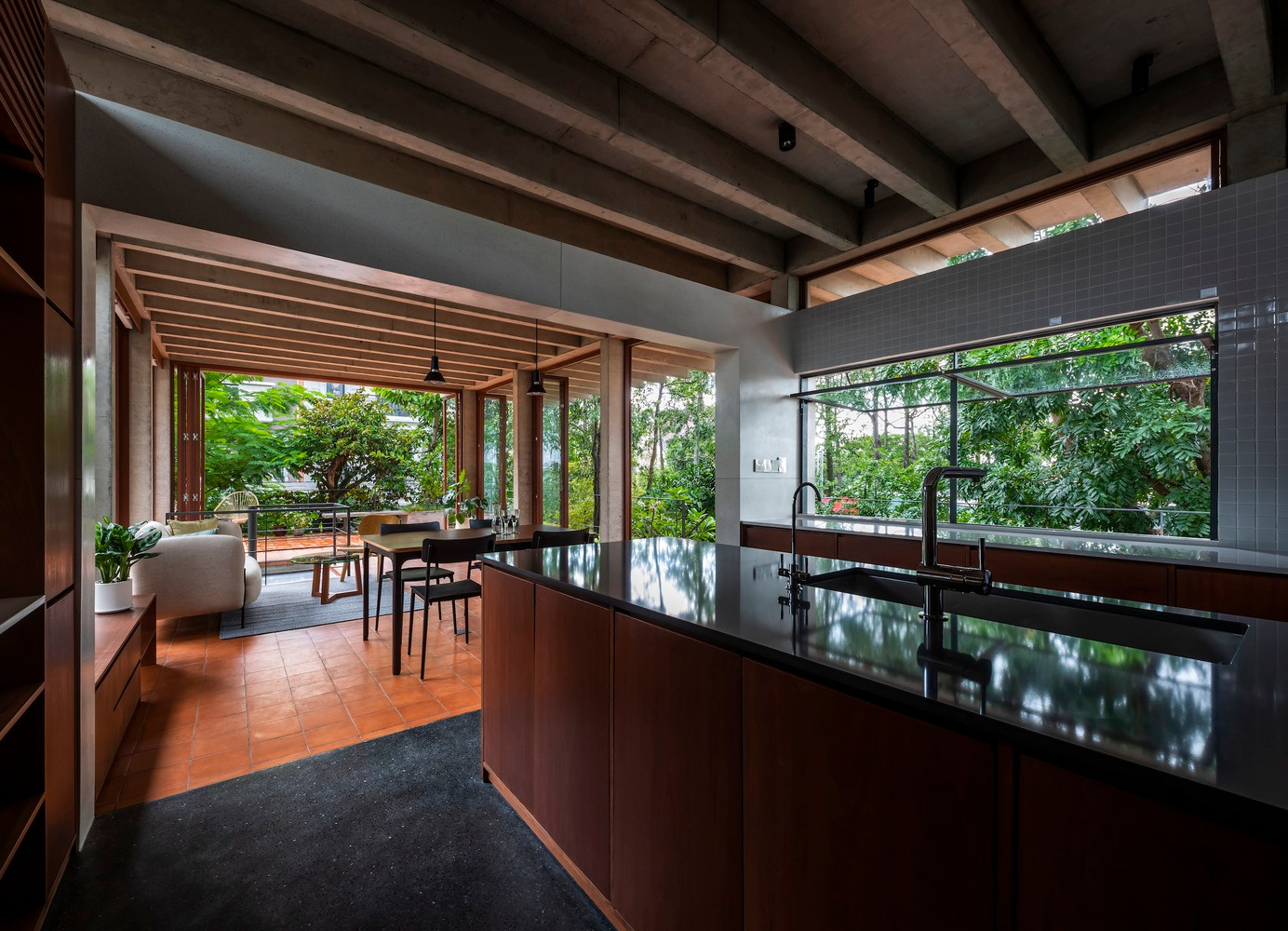 Vào những ngày nắng nóng, một làn gió dễ chịu thổi qua các khe hở. Khi trời mưa, không khí được làm mát ngay lập tức bằng cách bốc hơi.