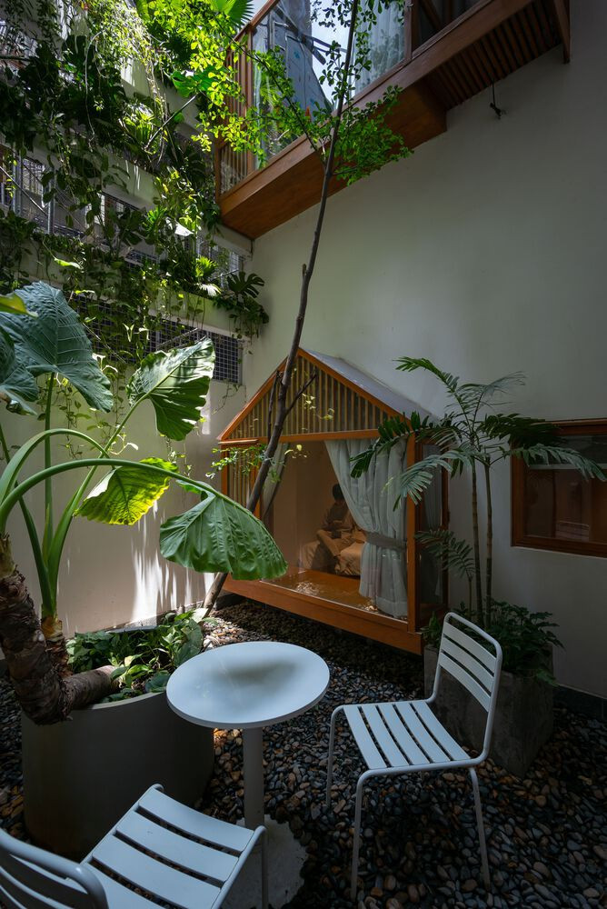 Vật liệu chủ đạo của ngôi nhà cũng được lựa chọn với tiêu chí thân thiện với môi trường như gỗ tái sinh, gỗ tái sinh, bê tông phun cát, đá cuội,… Vật liệu chủ đạo của ngôi nhà cũng được lựa chọn với tiêu chí thân thiện với môi trường như gỗ tái sinh, gỗ tái sinh, bê tông phun cát, đá cuội,…