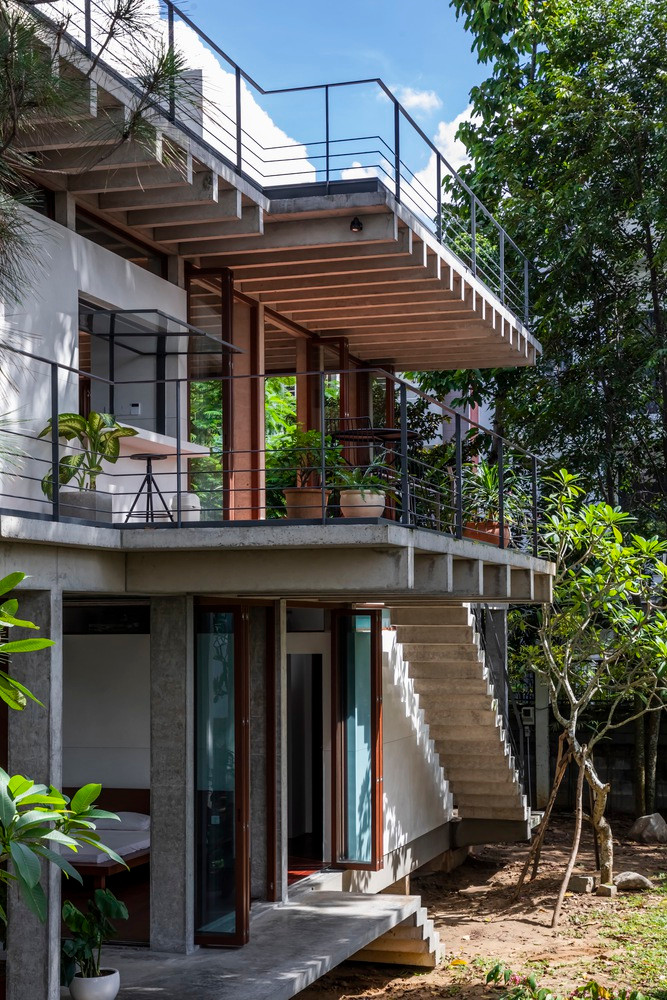 Các cột có kích thước tối thiểu là 300 x 150 mm, kết hợp với chiều rộng dầm tầng hai là 150 mm để làm cho độ dày của bản sàn trông cực kỳ nhỏ. Kết quả là một thiết kế nhẹ trong đó nội thất và ngoại thất liên tục, và tấm dường như nổi trên môi trường xung quanh.