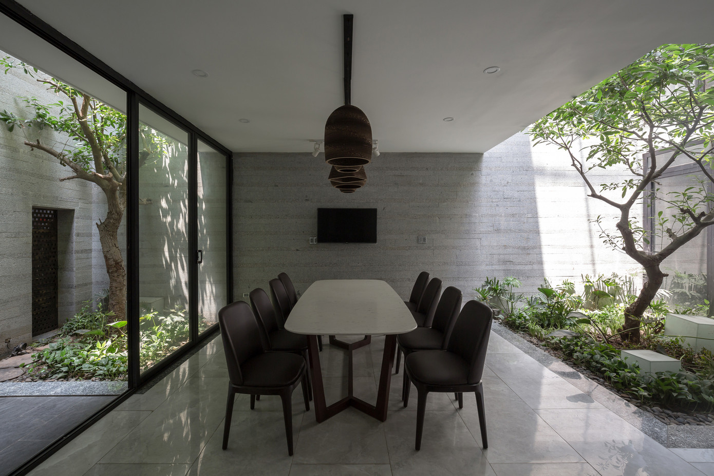 Hầu như các không gian chức năng chính luôn có 2 mặt là nguồn sáng tự nhiên và tiếp giáp với không gian xanh.