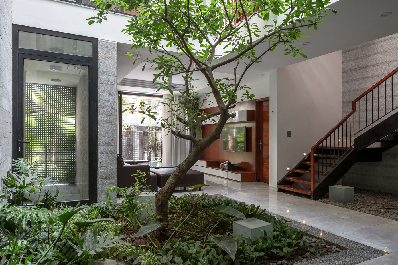 Ngoài ra, KTS còn kết hợp không gian xanh với các vật liệu địa phương và tự nhiên để làm cho công trình trở nên đặc biệt hơn.