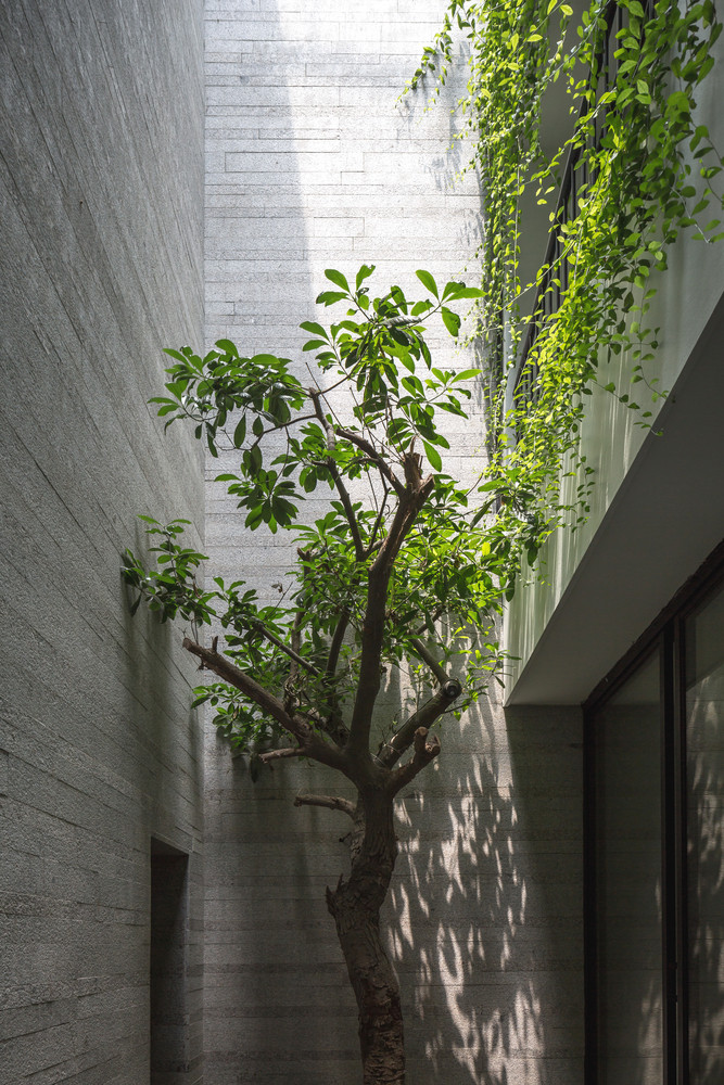 Các bức tường đá granit ghép tiếp xúc với các lớp đá xếp tầng trong tự nhiên.