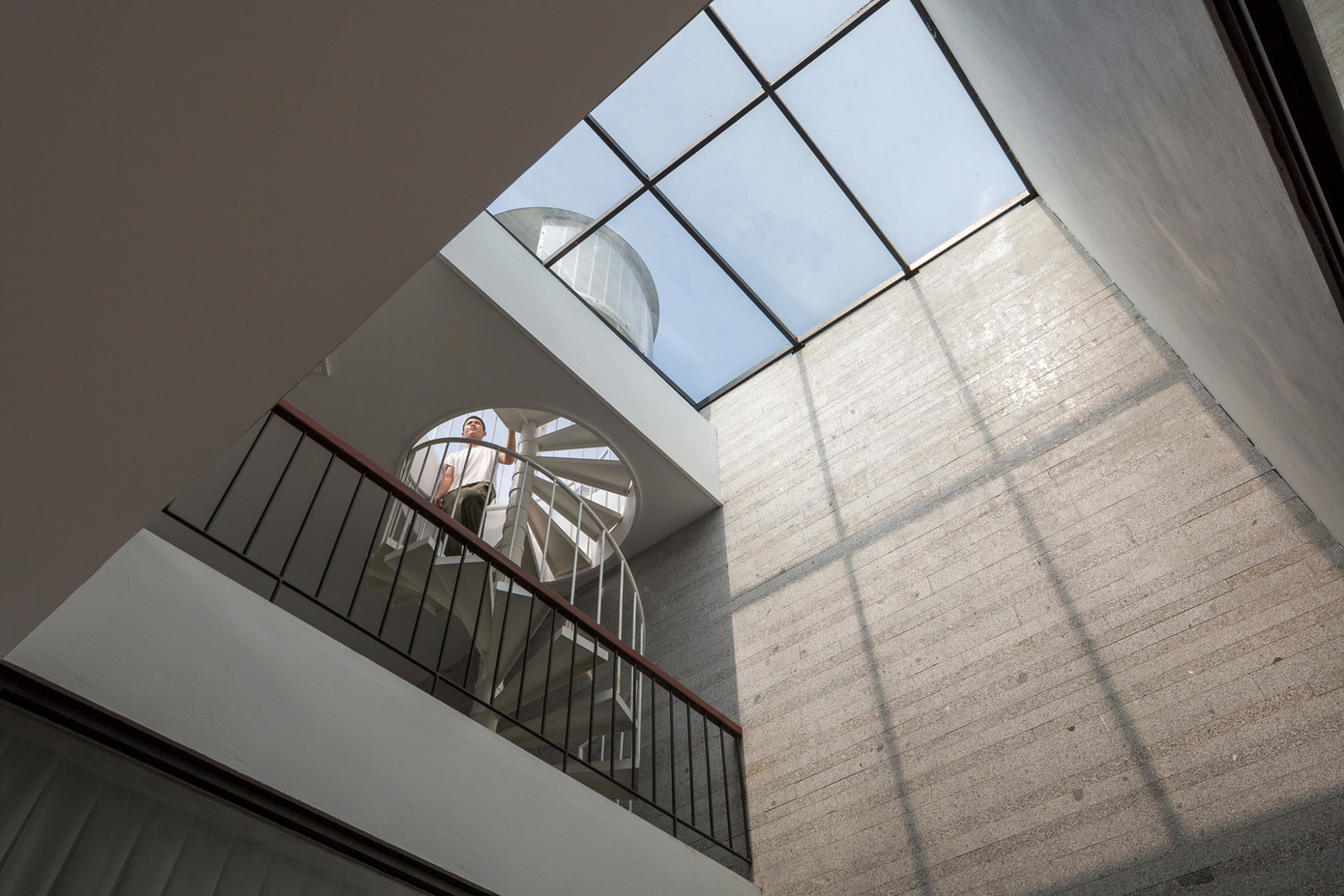 Ngôi nhà sử dụng phương án thông gió tự nhiên thông qua mặt tiền cùng với ba khoảng trống cho phép ngôi nhà tiết kiệm rất nhiều năng lượng trong điều kiện khí hậu khắc nghiệt của miền Bắc Việt Nam.