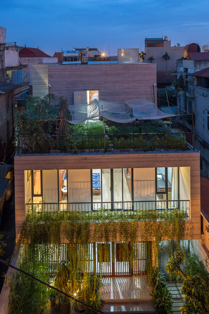 Khu vườn trên mái không chỉ bảo vệ các thành viên khỏi ánh nắng trực tiếp, tiếng ồn đường phố và ô nhiễm mà còn là nơi cung cấp nguồn rau sạch cho gia đình và hàng xóm.