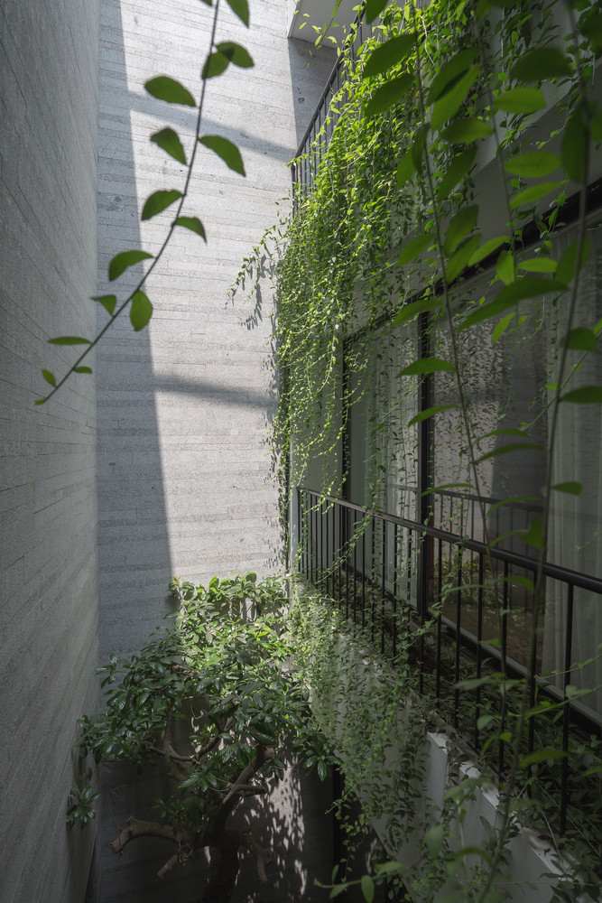 Các bức tường đá granit ghép tiếp xúc với các lớp đá xếp tầng trong tự nhiên.