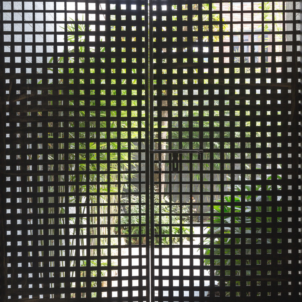 Mặt tiền nhà chủ yếu nghiêng về hướng Đông nên thuận lợi đón gió về mùa hè và bất lợi về mùa đông nên yêu cầu không gian phải có sự linh hoạt trong việc đóng mở.