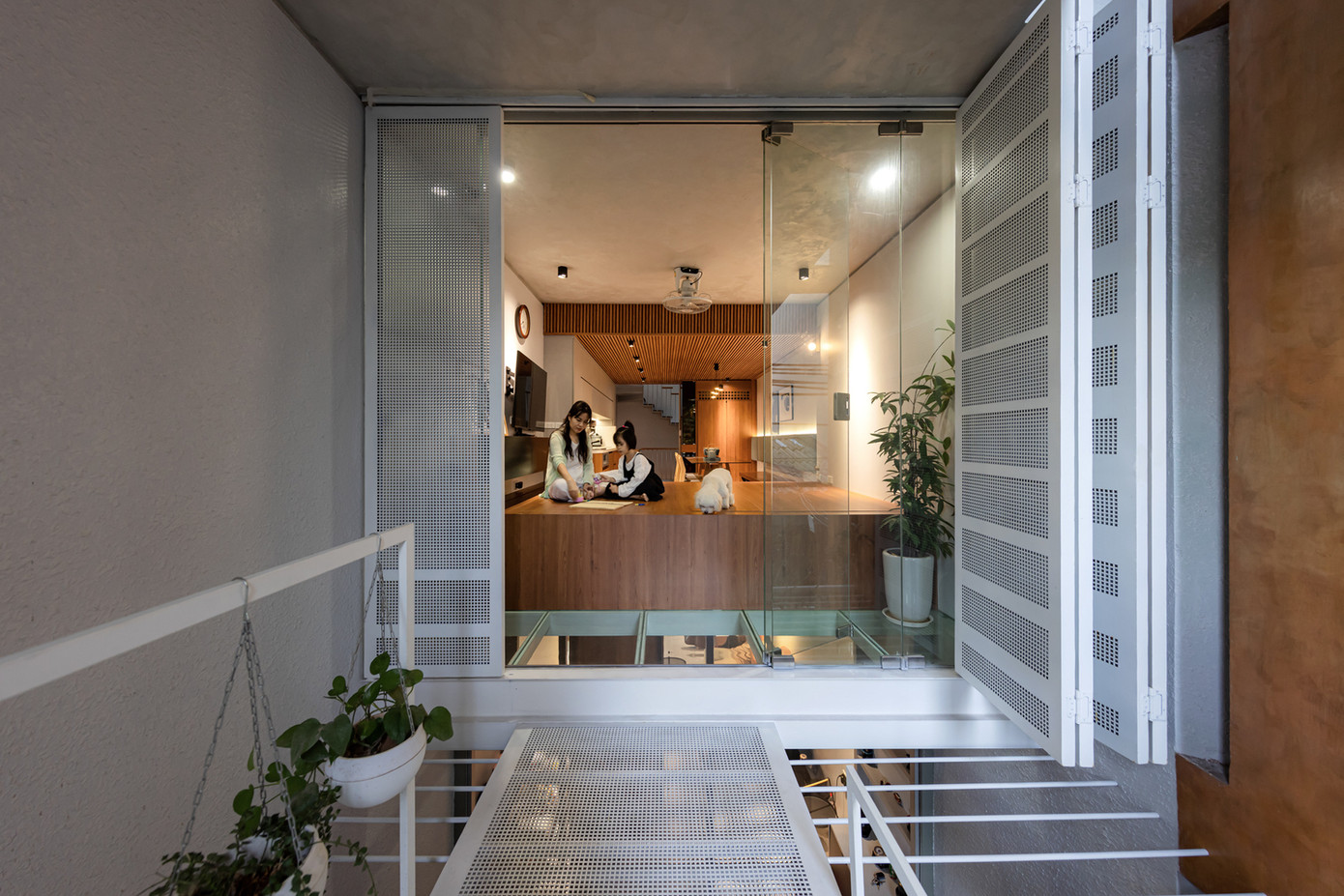 Tầng trên cùng được thiết kế là căn hộ đa năng 2 phòng ngủ dành cho gia đình nhỏ với bố mẹ và con nhỏ. Tầng trên cùng được thiết kế là căn hộ đa năng 2 phòng ngủ dành cho gia đình nhỏ với bố mẹ và con nhỏ.