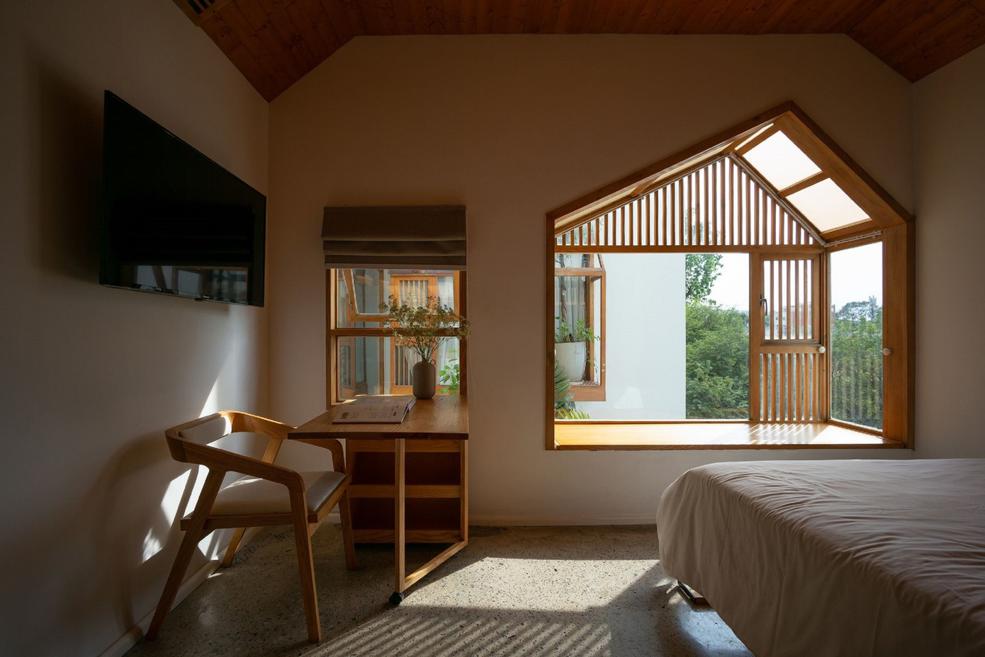 KTS muốn nhấn mạnh tính tương tác, bền vững và gần gũi với thiên nhiên của ngôi nhà. Do đó, thay vì phụ thuộc quá nhiều vào đồ trang trí, nội thất được thiết kế linh hoạt, tinh giản và tối giản. KTS muốn nhấn mạnh tính tương tác, bền vững và gần gũi với thiên nhiên của ngôi nhà. Do đó, thay vì phụ thuộc quá nhiều vào đồ trang trí, nội thất được thiết kế linh hoạt, tinh giản và tối giản.