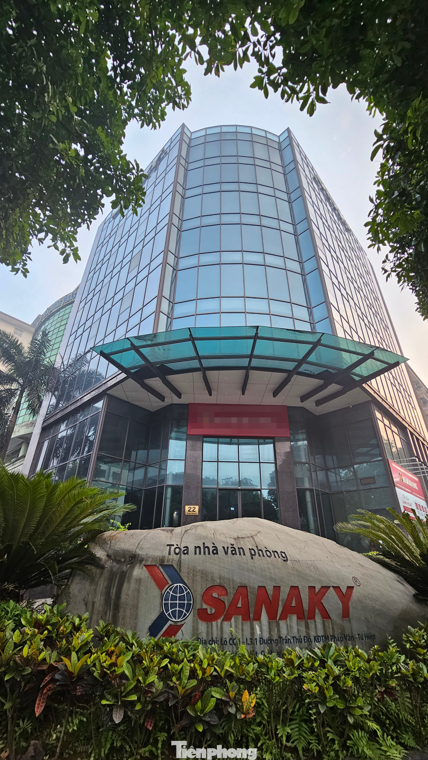 Tại tòa nhà văn phòng Sanaky ở số 22 đường Trần Thủ Độ, Công ty TNHH kỹ thuật và xây dựng Linh An không trình hồ sơ để thẩm duyệt lại khi cải tạo, mở rộng, thay đổi tính chất sử dụng nhà, công trình trong quá trình thi công, sử dụng theo quy định đối với hạng mục tầng 1 trục (A’ – D, 6 – 7); tầng 2 trục (A’ – B, 1-4) và trục (5-7, A’-D). Do đó, cơ chức năng đã đình chỉ hoạt động đối với tầng 1, 2, 3, 4, 5, 6, 7 của tòa nhà. Tại tòa nhà văn phòng Sanaky ở số 22 đường Trần Thủ Độ, Công ty TNHH kỹ thuật và xây dựng Linh An không trình hồ sơ để thẩm duyệt lại khi cải tạo, mở rộng, thay đổi tính chất sử dụng nhà, công trình trong quá trình thi công, sử dụng theo quy định đối với hạng mục tầng 1 trục (A’ – D, 6 – 7); tầng 2 trục (A’ – B, 1-4) và trục (5-7, A’-D). Do đó, cơ chức năng đã đình chỉ hoạt động đối với tầng 1, 2, 3, 4, 5, 6, 7 của tòa nhà.