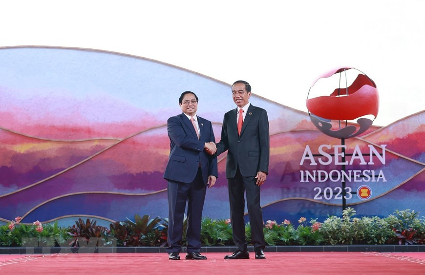 Tổng thống nước Cộng hòa Indonesia, Chủ tịch Hội nghị cấp cao ASEAN lần thứ 42, Joko Widodo đón Thủ tướng Phạm Minh Chính. (Ảnh: Dương Giang/TTXVN)