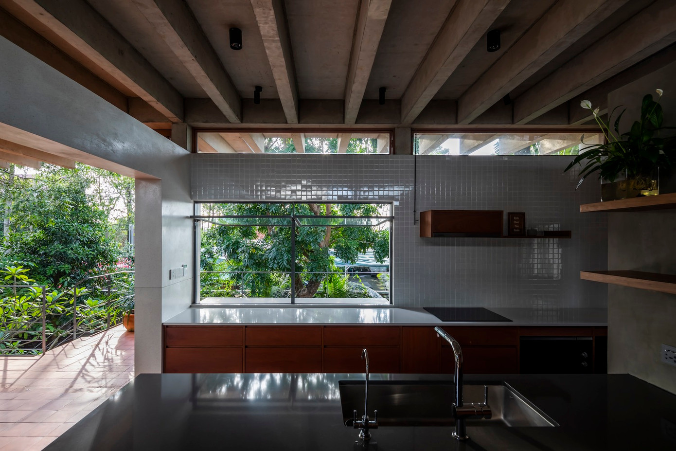 Vào những ngày nắng nóng, một làn gió dễ chịu thổi qua các khe hở. Khi trời mưa, không khí được làm mát ngay lập tức bằng cách bốc hơi.