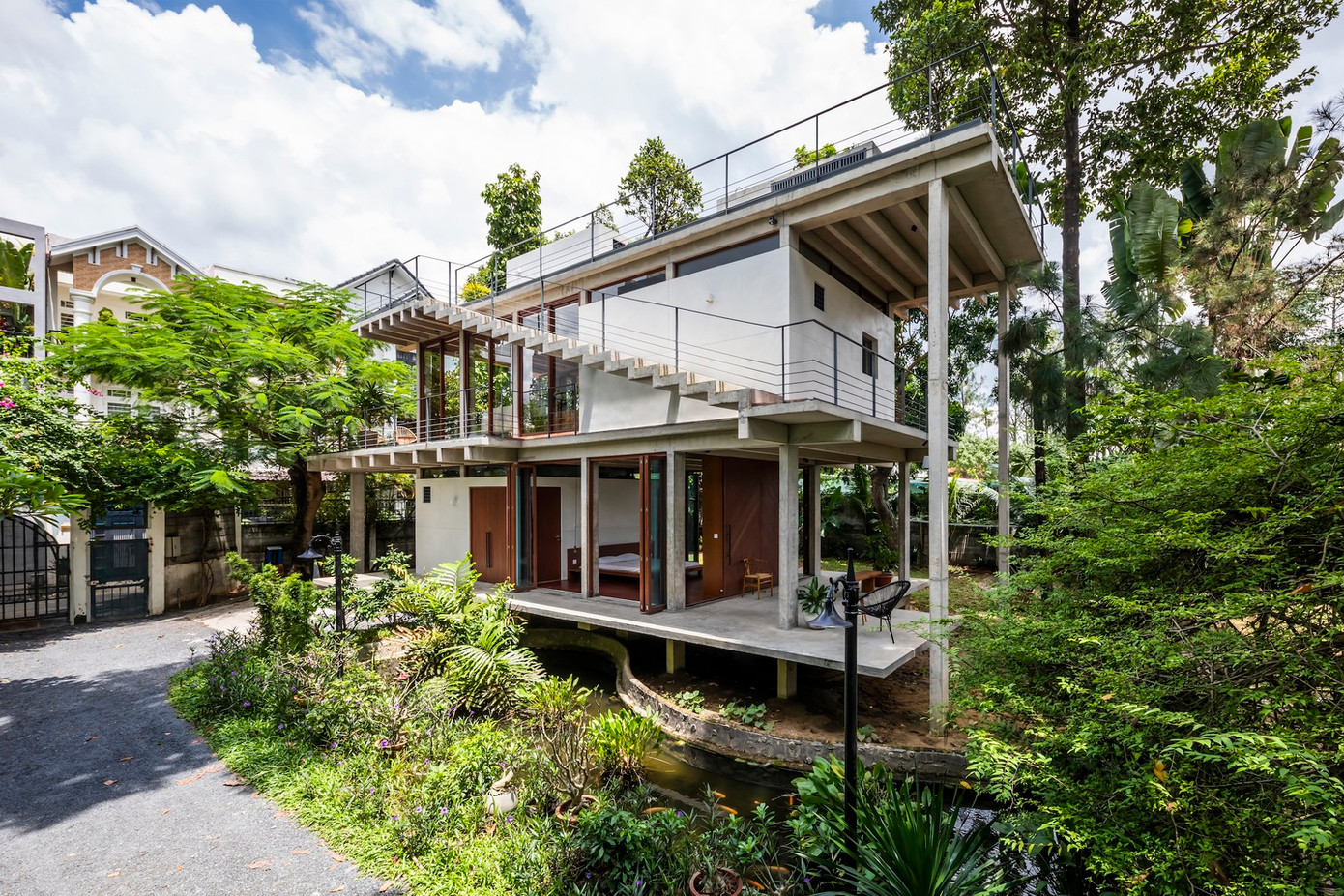 Do đó, nhóm thiết kế quyết định, cấu tạo ngôi nhà như ba tấm nổi trên mặt đất. Các tấm có hình dạng khác nhau giữa các tầng trên và dưới.