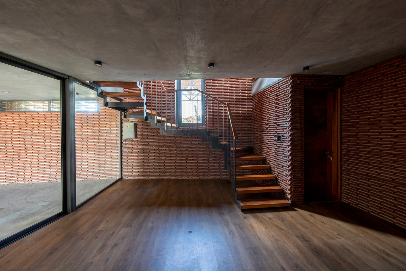 Các không gian sinh hoạt và nghỉ ngơi trong nhà luôn ngập ánh sáng và gió mát nhờ lớp vỏ bằng ngói đặc biệt.