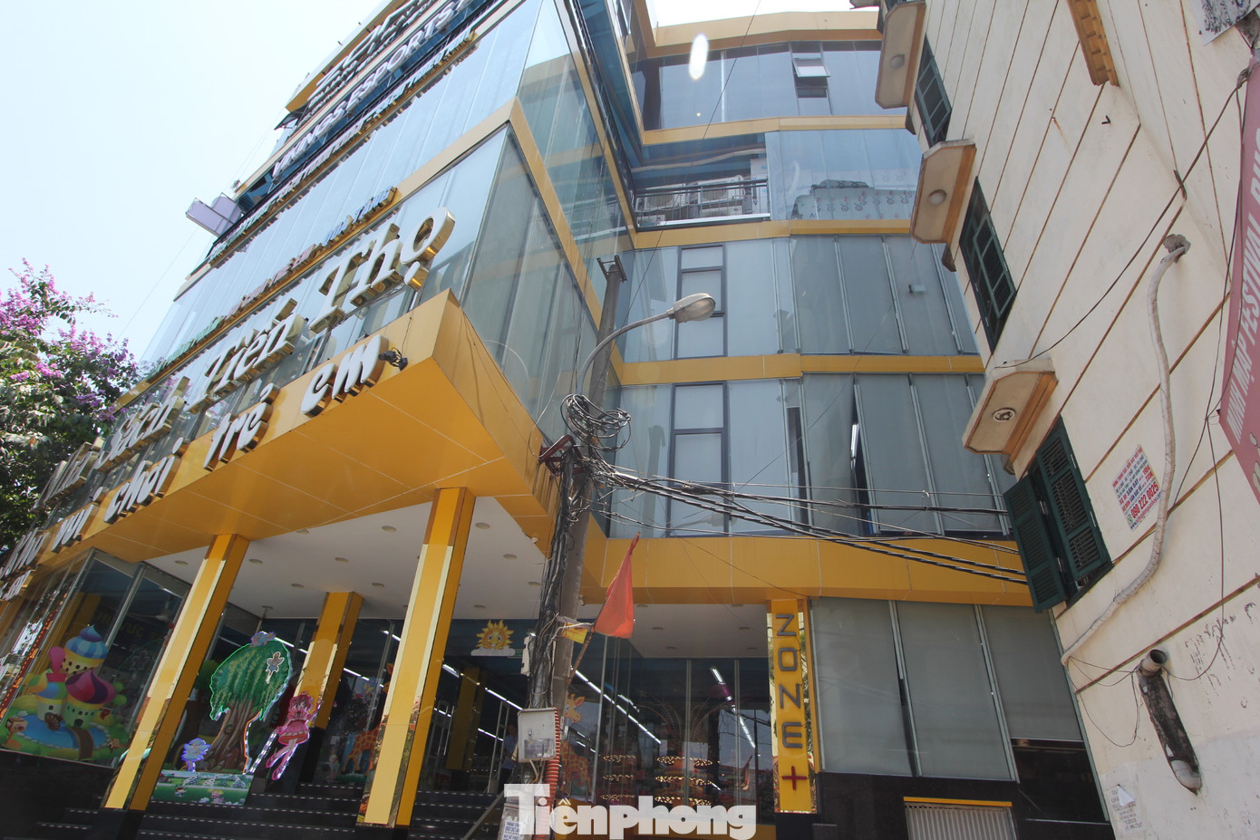 Được biết, từ cuối năm 2022, Nhà sách Tiền Thọ tại số 657 – 659 Giải Phóng bị đình chỉ liên quan đến quy định về PCCC. Tuy nhiên, ghi nhận trong sáng 17/5, nhà sách này vẫn mở cửa đón khách rầm rộ. Được biết, từ cuối năm 2022, Nhà sách Tiền Thọ tại số 657 – 659 Giải Phóng bị đình chỉ liên quan đến quy định về PCCC. Tuy nhiên, ghi nhận trong sáng 17/5, nhà sách này vẫn mở cửa đón khách rầm rộ.