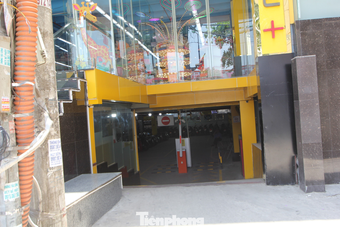 Được biết, từ cuối năm 2022, Nhà sách Tiền Thọ tại số 657 – 659 Giải Phóng bị đình chỉ liên quan đến quy định về PCCC. Tuy nhiên, ghi nhận trong sáng 17/5, nhà sách này vẫn mở cửa đón khách rầm rộ. Được biết, từ cuối năm 2022, Nhà sách Tiền Thọ tại số 657 – 659 Giải Phóng bị đình chỉ liên quan đến quy định về PCCC. Tuy nhiên, ghi nhận trong sáng 17/5, nhà sách này vẫn mở cửa đón khách rầm rộ.