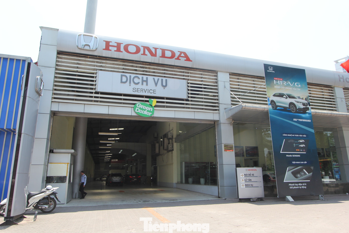 Ghi nhận trong ngày 17/5/2022, Chi nhánh ô tô Giải Phóng tại số 09 đường Ngọc Hồi vẫn mở cửa đón ô tô của khách ra vào, “phớt lờ” yêu cầu của lực lượng chức năng. Ghi nhận trong ngày 17/5/2022, Chi nhánh ô tô Giải Phóng tại số 09 đường Ngọc Hồi vẫn mở cửa đón ô tô của khách ra vào, “phớt lờ” yêu cầu của lực lượng chức năng.