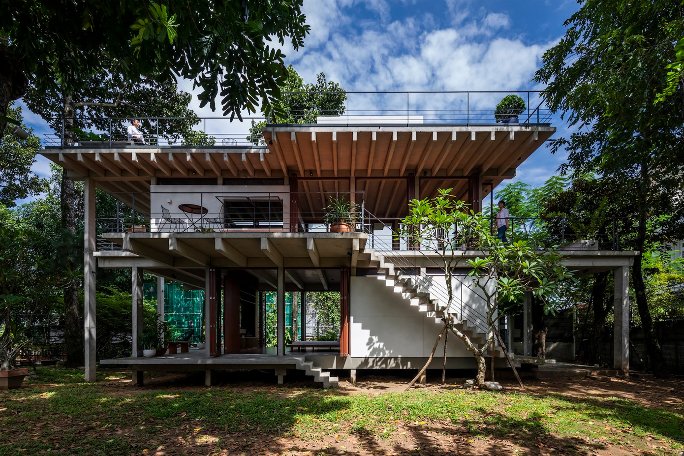 Tính cả tầng thượng, gần 70% diện tích sàn của ngôi nhà này là ngoài trời. Hơn nữa, khi cửa xếp được mở ra, hầu như tất cả không gian đều ở ngoài trời, ngoại trừ hộp phòng tắm.