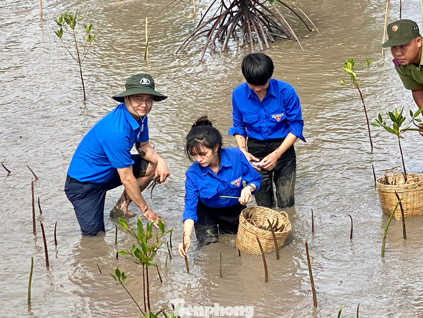 Bí thư thứ nhất T. Ư Đoàn Bùi Quang Huy cùng các bạn trẻ trồng đước