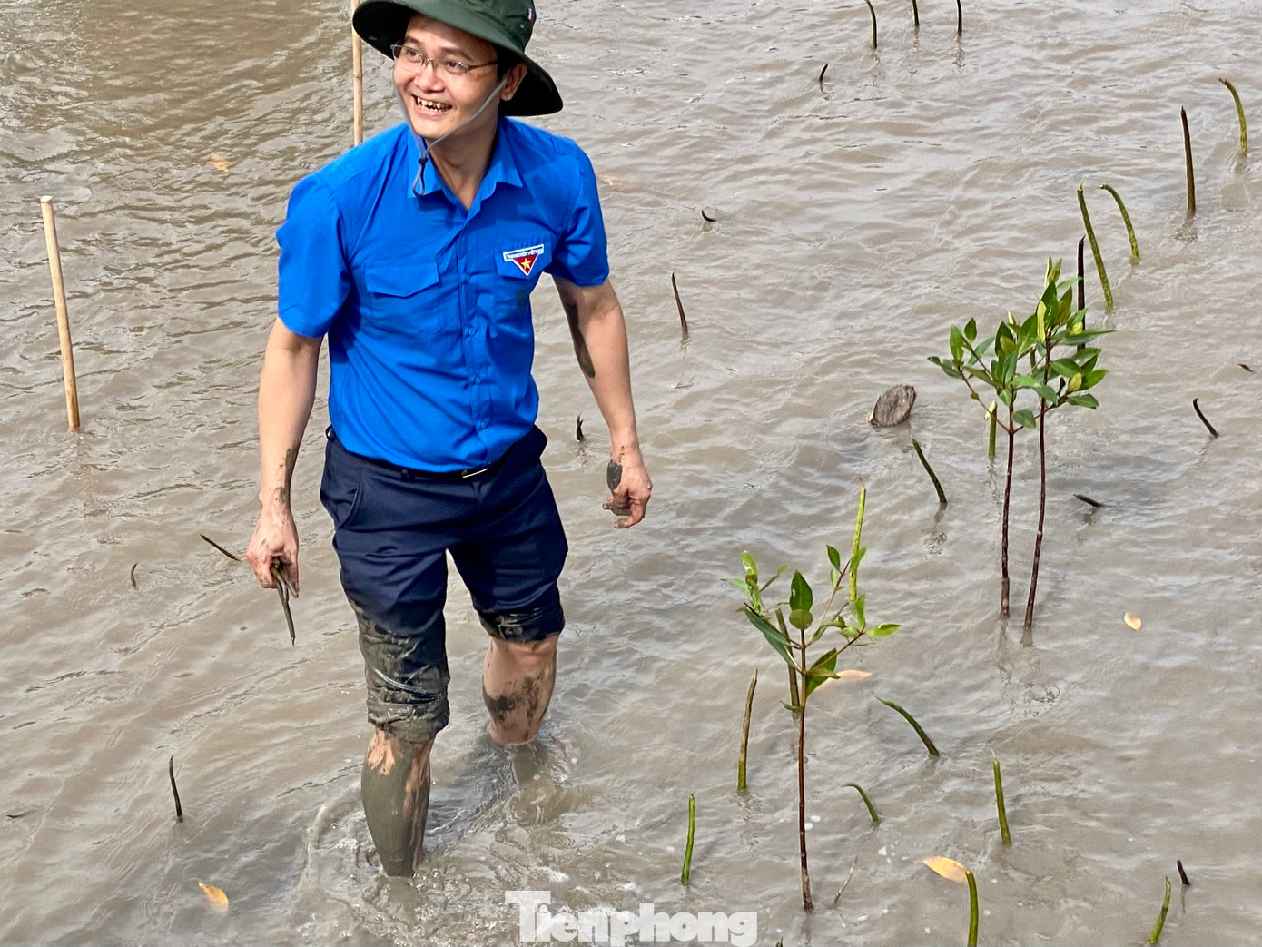 Hàng trăm bạn trẻ tham gia trồng cây trên bãi sình.