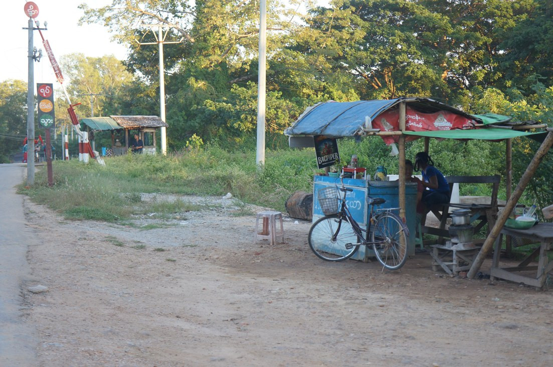 Một cửa hàng nhỏ bên đường tàu
