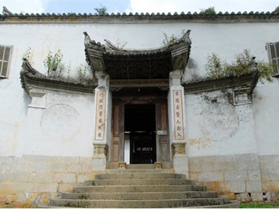 Lối cổng chính đi vào dinh thự nhà Vương, hai bên cổng được trang trí hai câu đố rất bắt mắt