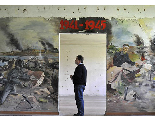 Bức bích họa trên tường của Liên Xô mô tả Chiến tranh Thế giới II tại tòa nhà Hindenburg