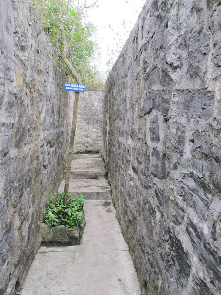 Hệ thống hàng trăm mét nối các đài pháo với nhau Ảnh: lam khê