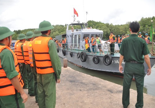 Bộ đội biên phòng triển khai tàu tìm kiếm người còn mất tích. Ảnh: Quốc Thắng