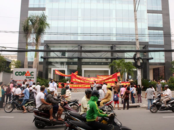 Chủ nhân các căn hộ chung cư cao cấp Orien (quận 4) bức xúc căng băng rôn phản đối chủ đầu tư Ảnh: LT