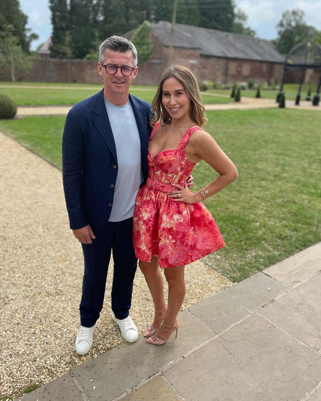 Từ khi thi đấu chuyên nghiệp đến lúc chuyển sang làm huấn luyện viên bóng đá, Barton liên tục góp mặt trong các cuộc ẩu đả cả ở bên trong và ngoài sân cỏ, cũng như những lần &quot;khẩu chiến&quot; trên mạng xã hội. Tranh cãi gần đây nhất của Barton là so sánh hai nữ bình luận viên bóng đá với những kẻ giết người hàng loạt Fred và Rose West.