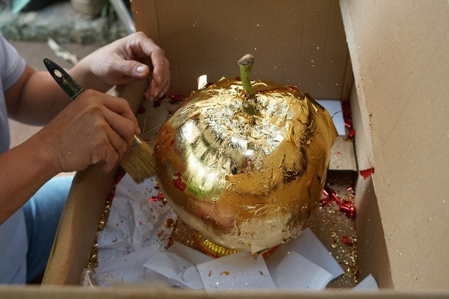 Những trái dừa dát vàng được trưng trong ngày Tết có ý nghĩa mang đến sự may mắn qua những hình ảnh cá chép hóa rồng, chữ Tài, chữ Lộc... trên mỗi trái dừa dát vàng.