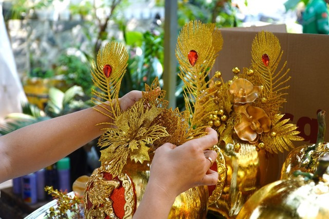 Để có thể trưng dừa dát vàng được lâu, anh Vũ cho biết cần chọn những trái có bề ngoài bóng, đẹp, không chọn dừa non. Để giữ độ bền, cần xịt lớp keo bóng lên trái dừa.