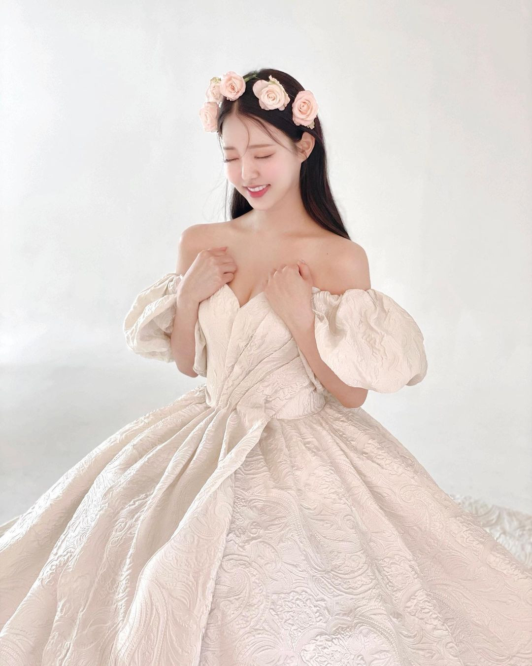 Si Eun hiểu rõ được sự nổi bật của mình. Cô chia sẻ đã nổi tiếng từ khi còn nhỏ, luôn là tâm điểm chú ý dù ở bất kỳ độ tuổi nào. Cô thường được nghe những lời ca tụng từ đàn ông, có người còn cho rằng Á hậu Hàn Quốc 2022 là thiên thần với đôi cánh vô hình.