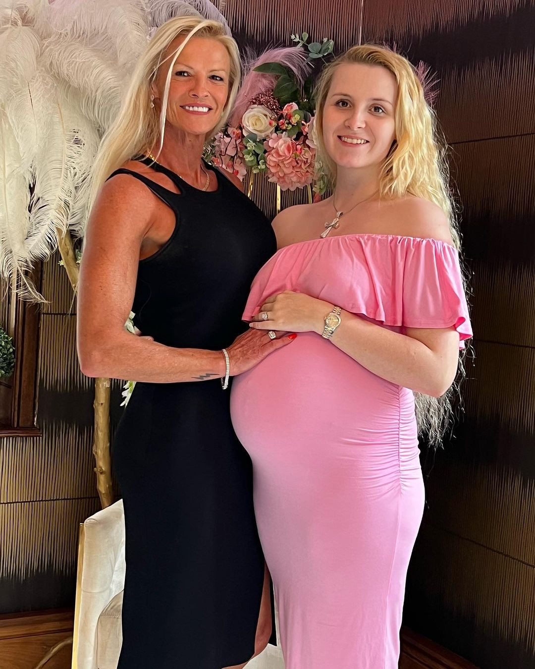 Vợ chồng Betts có với nhau hai con, một trai và một gái. Con gái lớn Skye của Kim kết hôn vào cuối tháng 5/2023 và hiện đã sinh con đầu lòng. Skye thừa hưởng tình yêu bộ môn thể hình từ cha mẹ và theo đuổi con đường chuyên nghiệp. Trên trang cá nhân, cô chia sẻ hình ảnh thay đổi hình thể theo hướng tích cực nhờ tập gym, từ đó tạo động lực cho nhiều cư dân mạng.