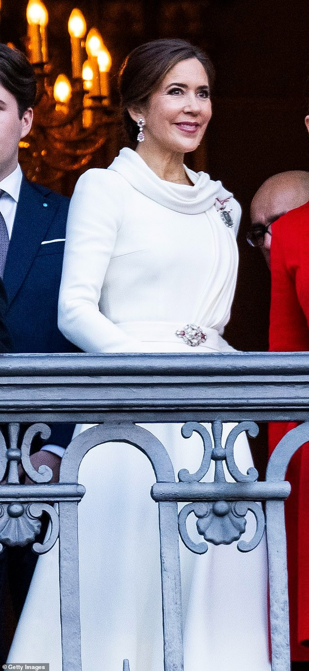 Trong lần đầu xuất hiện với tư cách Hoàng hậu Đan Mạch vào ngày 14/1, Mary Donaldson mặc váy liền thân màu trắng vừa tôn được vóc dáng cân đối, vừa đảm bảo sự thanh lịch, tinh tế. Tiến sĩ Giselle Bastin, chuyên gia về hoàng gia làm việc trong Đại học Flinders, cho hay phụ nữ hoàng gia châu Âu thường mặc màu trắng trong các lễ đăng quang để tượng trưng cho sự đổi mới và thuần khiết. Theo Bastin, Hoàng hậu Mary muốn truyền tải thông điệp về triều đại mới sẽ có những bước chuyển mình lớn và hiện đại. Ảnh: Getty Images.