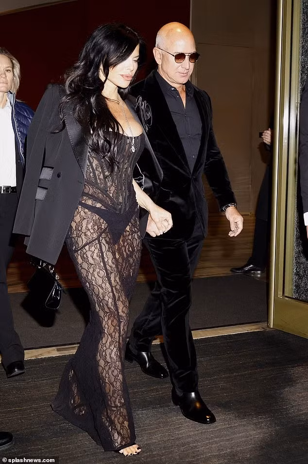 Lauren Sanchez bị chê không có đẳng cấp khi chọn váy khoe hình thể bốc lửa. Ảnh: BackGrid.