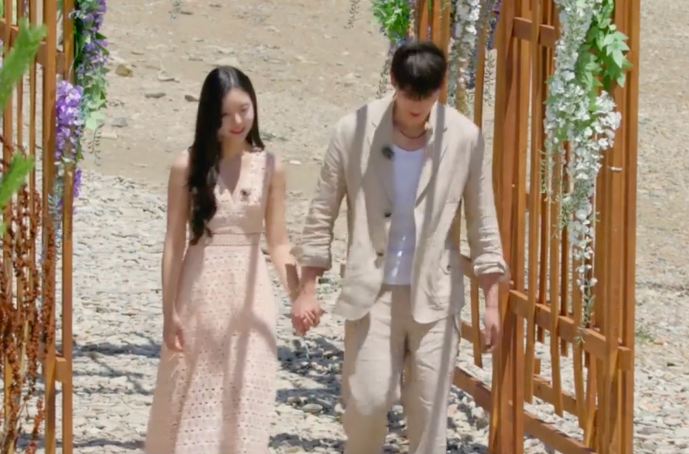 Cuối cùng, chàng trai may mắn được dắt tay Si Eun ra về là Min Woo, nam người mẫu kém cô 3 tuổi. Đây là kết quả không bất ngờ. Trước đó, Si Eun tỏ rõ chỉ thích Min Woo. Suốt thời gian tham gia chương trình, họ luôn bỏ lỡ nhau và chưa từng cùng nhau đến &quot;đảo thiên đường&quot;. May mắn, hai người nắm bắt cơ hội gần nhau vào những ngày cuối, từ đó xác định tình cảm dành cho đối phương.