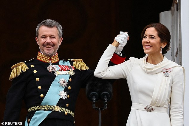 Vua Frederik được cho là có tính toán trước khi hôn vợ trên ban công Lâu đài Christiansborg ở Copenhagen, Đan Mạch. Ảnh: Reuters. Vua Frederik được cho là có tính toán trước khi hôn vợ trên ban công Lâu đài Christiansborg ở Copenhagen, Đan Mạch. Ảnh: Reuters.