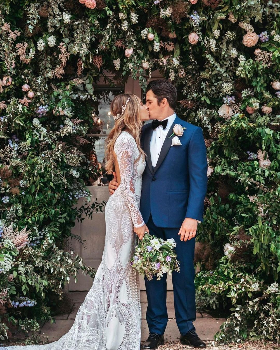 Hai người công khai mối quan hệ vào năm 2008. Khi họ chuyển về sống chung trong ngôi nhà sang trọng, được tài trợ bởi thu nhập 4 triệu bảng Anh/năm (5,1 triệu USD) của Barton, một tờ báo đã gọi McNeil là &quot;nàng WAGs dũng cảm nhất nước Anh&quot;. Thời điểm đó đánh dấu một năm sau khi cựu tiền vệ Manchester City bị bỏ tù 6 tháng về tội hành hung. 4 năm trước đó, Barton cũng gây sốc khi dụi xì gà vào mắt đồng đội.