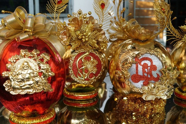 Ngoài cung cấp sản phẩm dừa dát vàng, anh Vũ cũng sản xuất nguyên liệu, phụ kiện để làm dừa dát vàng.