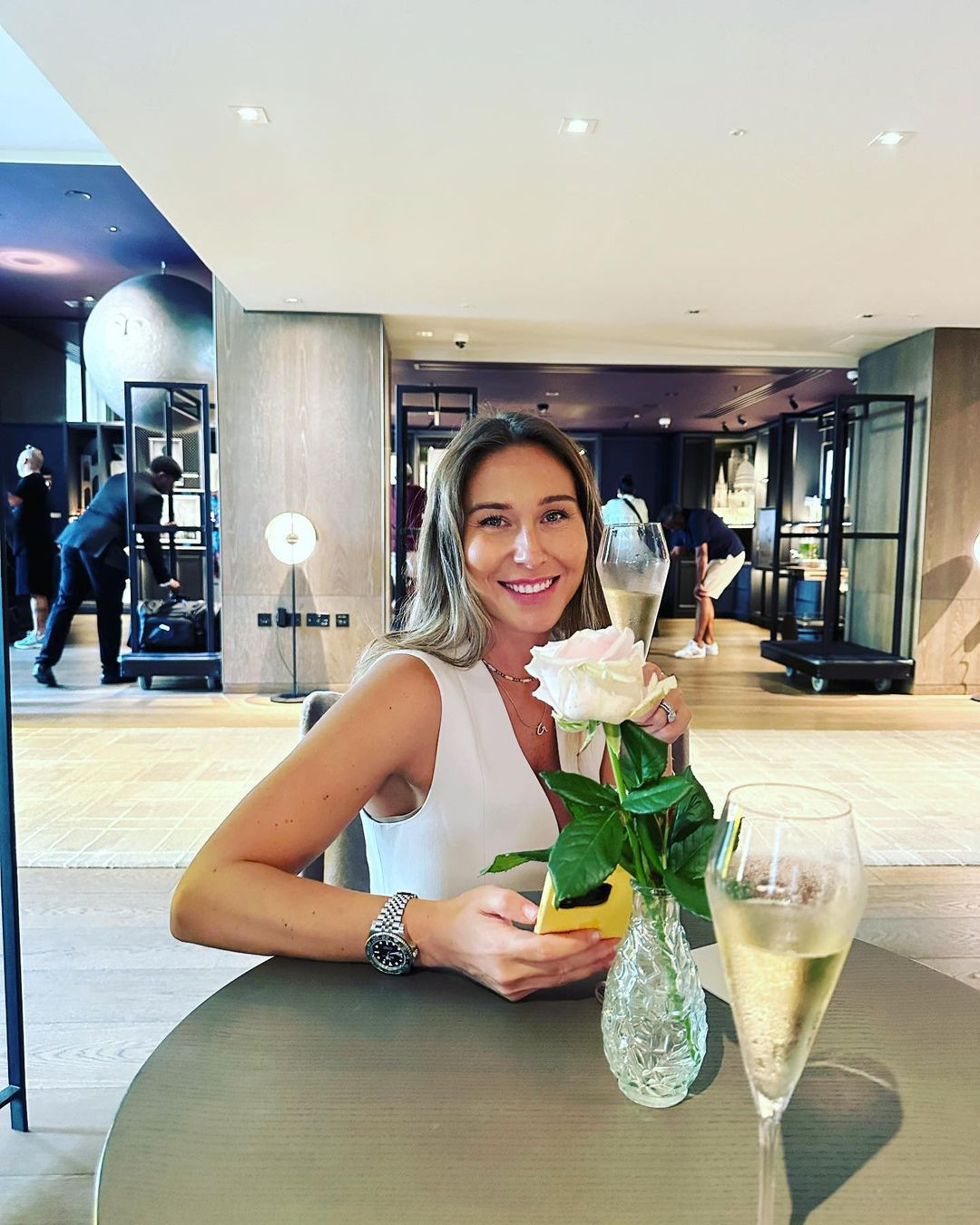 Bất chấp tính cách nóng nảy và côn đồ của Barton, McNeil vẫn sát cánh bên anh nhiều năm qua. Cô bao dung đến mức từng bị chồng đá vào đầu trong lúc say xỉn và kéo nhau ra tòa nhưng cuối cùng vẫn quyết định rút lại cáo buộc.