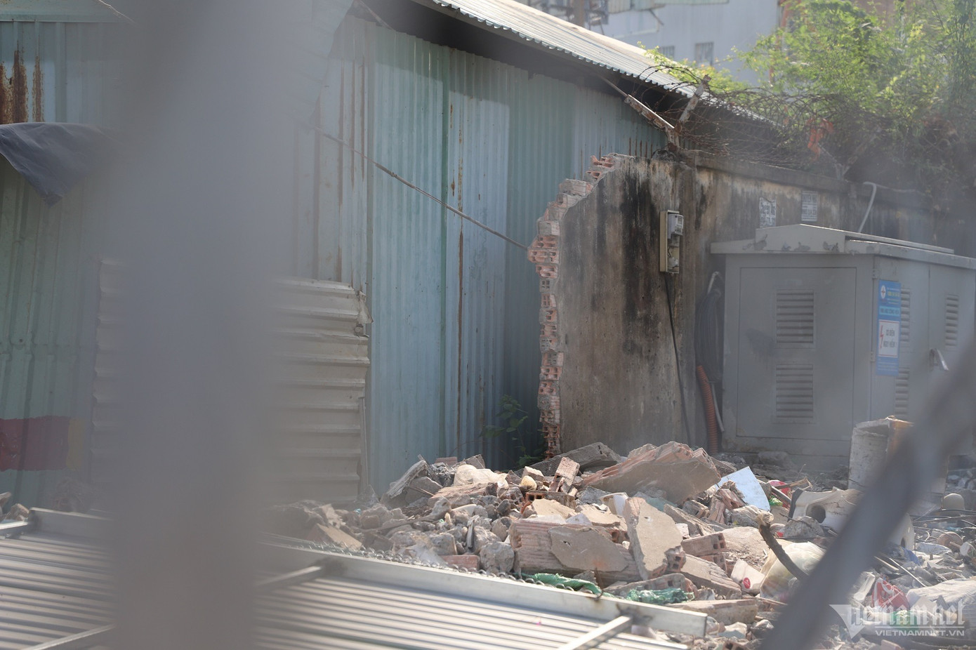 Công tác tháo dỡ bức tường nằm trong gói thầu số 13 thi công đoạn cuối dự án đường nối Trần Quốc Hoàn- Cộng Hòa và mở rộng đoạn kết nối giao thông nút giao Cộng Hòa- Trường Chinh. Công tác tháo dỡ bức tường nằm trong gói thầu số 13 thi công đoạn cuối dự án đường nối Trần Quốc Hoàn- Cộng Hòa và mở rộng đoạn kết nối giao thông nút giao Cộng Hòa- Trường Chinh.