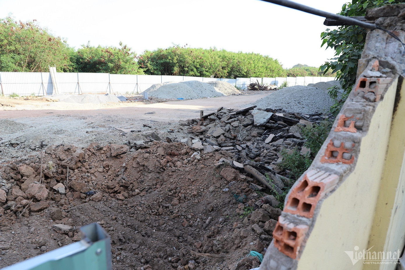 Công tác tháo dỡ bức tường nằm trong gói thầu số 13 thi công đoạn cuối dự án đường nối Trần Quốc Hoàn- Cộng Hòa và mở rộng đoạn kết nối giao thông nút giao Cộng Hòa- Trường Chinh. Công tác tháo dỡ bức tường nằm trong gói thầu số 13 thi công đoạn cuối dự án đường nối Trần Quốc Hoàn- Cộng Hòa và mở rộng đoạn kết nối giao thông nút giao Cộng Hòa- Trường Chinh.