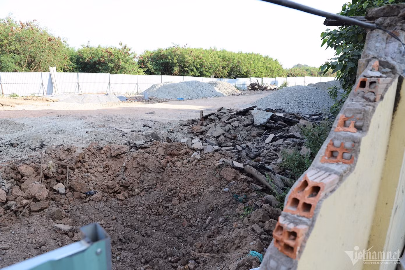 Công tác tháo dỡ bức tường nằm trong gói thầu số 13 thi công đoạn cuối dự án đường nối Trần Quốc Hoàn- Cộng Hòa và mở rộng đoạn kết nối giao thông nút giao Cộng Hòa- Trường Chinh.