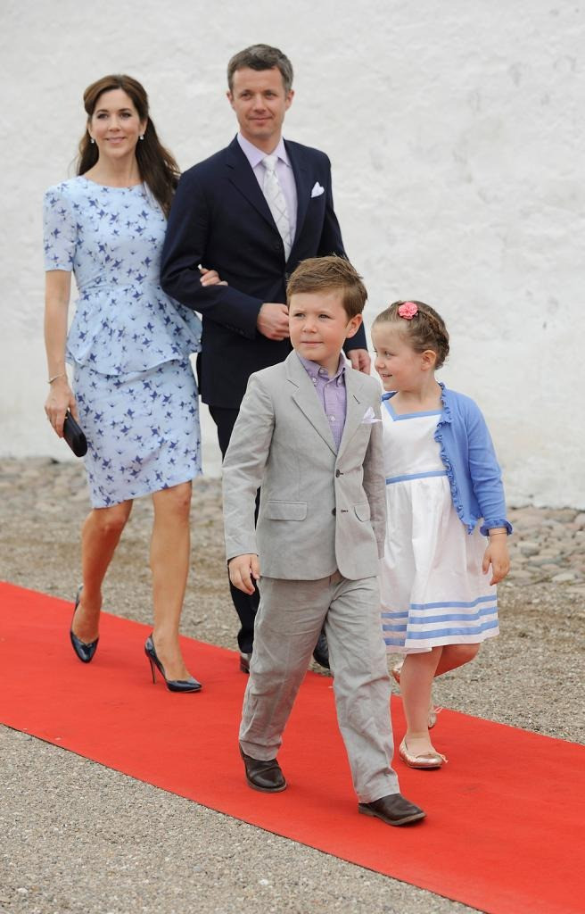 Năm 2012, Mary lúc đó là Thái tử phi Đan Mạch diện một chiếc váy peplum Project D màu xanh nhạt, từng được em gái Công nương Kate - Pippa Middleton yêu thích. Bộ trang phục nhã nhặn, nữ tính mà vẫn tiện dụng để tham dự lễ rửa tội cùng chồng, Vua Frederik X, và hai con, Hoàng tử Christian và Công chúa Isabella. Ảnh: WireImage.